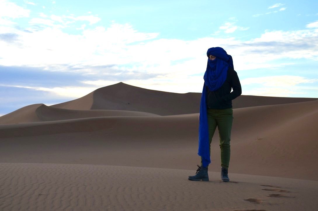 Silhouette mit blauem Turban auf der Düne